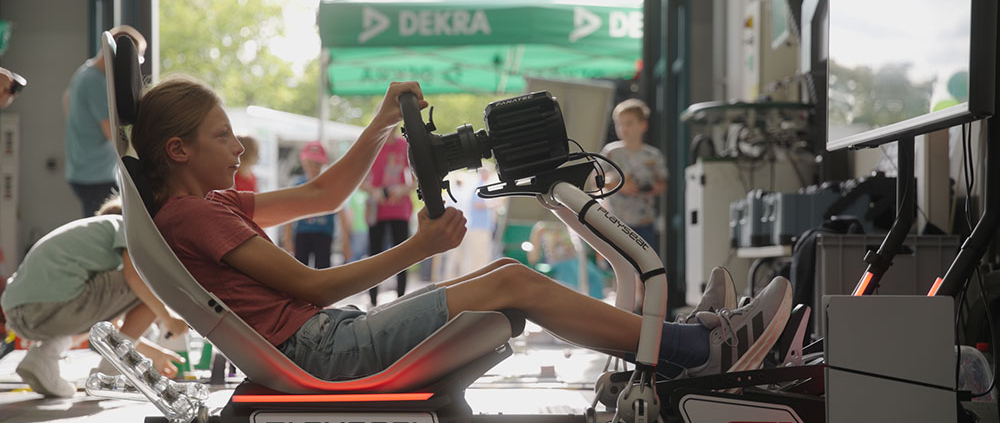 Der brandneue Formel 1 Rennsimulator begeisterte Klein und Groß