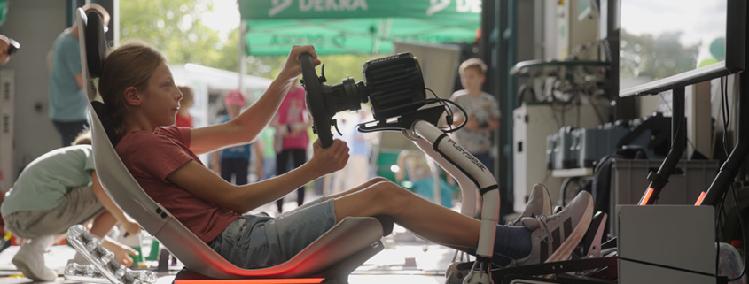 Der brandneue Formel 1 Rennsimulator begeisterte Klein und Groß